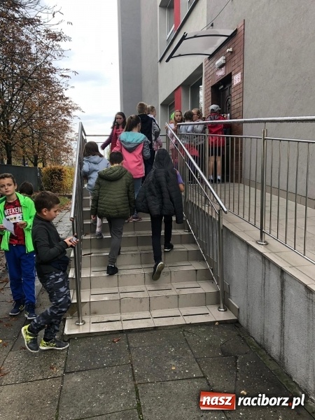 Zdjęcie w galerii na portalu naszraciborz.pl: Uczniowie z Ostroga szukali skarbu  wiadomości z regionu