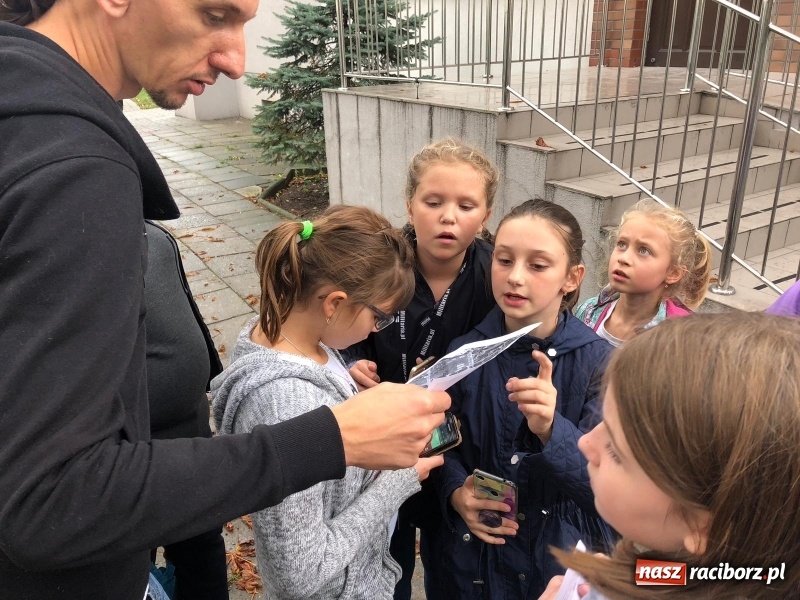 Zdjęcie w galerii na portalu naszraciborz.pl: Uczniowie z Ostroga szukali skarbu  wiadomości z regionu