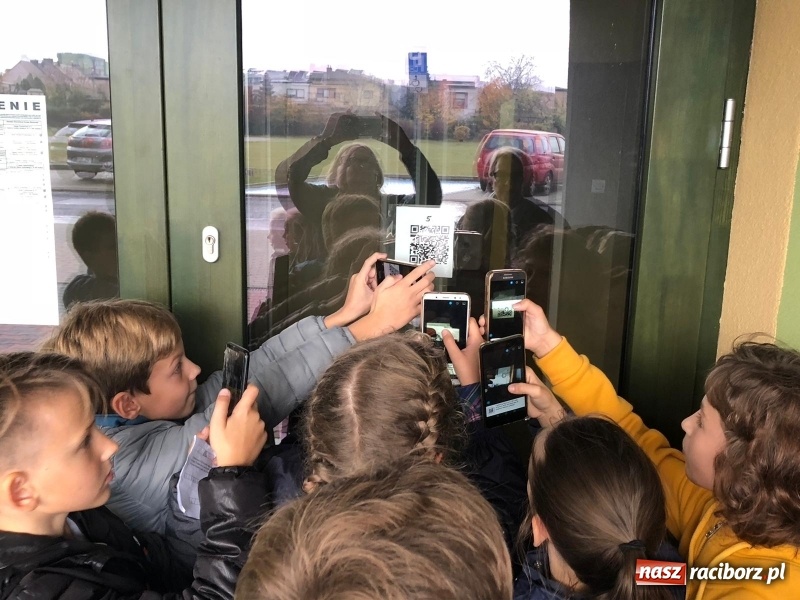 Zdjęcie w galerii na portalu naszraciborz.pl: Uczniowie z Ostroga szukali skarbu  wiadomości z regionu