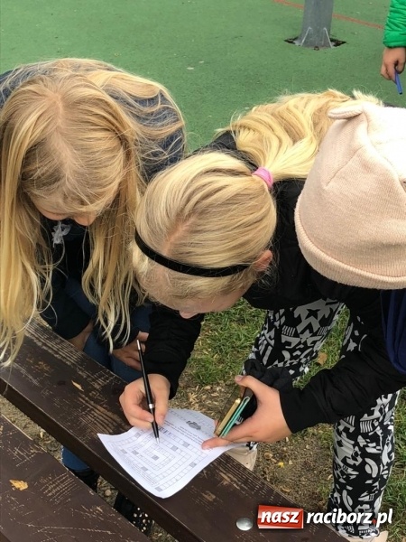 Zdjęcie w galerii na portalu naszraciborz.pl: Uczniowie z Ostroga szukali skarbu  wiadomości z regionu