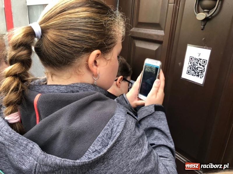 Zdjęcie w galerii na portalu naszraciborz.pl: Uczniowie z Ostroga szukali skarbu  wiadomości z regionu