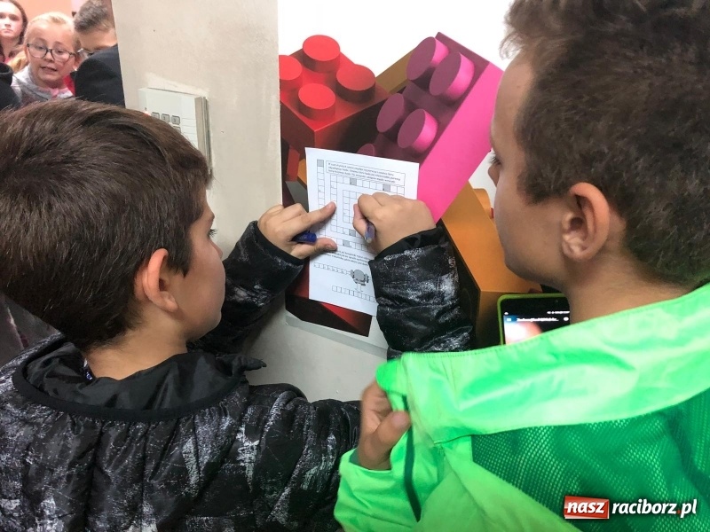 Zdjęcie w galerii na portalu naszraciborz.pl: Uczniowie z Ostroga szukali skarbu  wiadomości z regionu