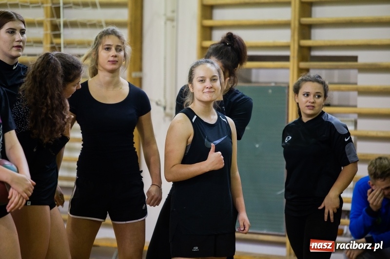 Zdjęcie w galerii na portalu naszraciborz.pl: Turniej dwójek siatkarskich dziewcząt w Ekonomiku wiadomości z regionu
