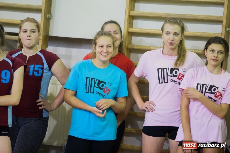 Zdjęcie w galerii na portalu naszraciborz.pl: Turniej dwójek siatkarskich dziewcząt w Ekonomiku wiadomości z regionu