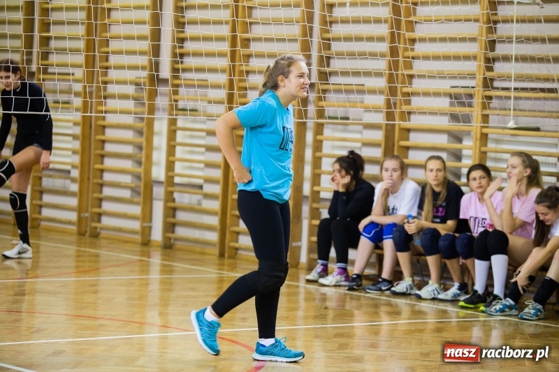 Zdjęcie w galerii na portalu naszraciborz.pl: Turniej dwójek siatkarskich dziewcząt w Ekonomiku wiadomości z regionu