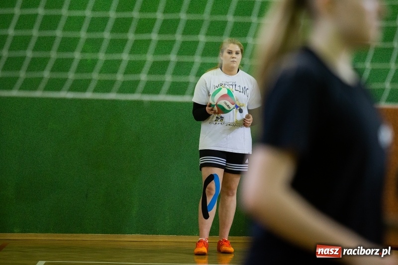 Zdjęcie w galerii na portalu naszraciborz.pl: Turniej dwójek siatkarskich dziewcząt w Ekonomiku wiadomości z regionu