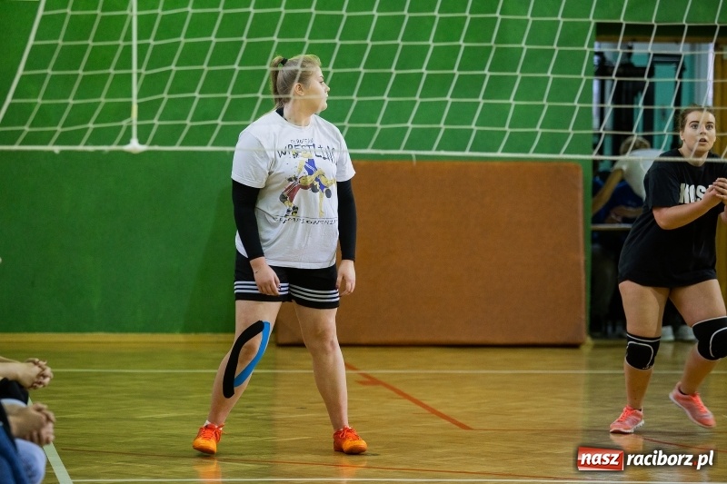 Zdjęcie w galerii na portalu naszraciborz.pl: Turniej dwójek siatkarskich dziewcząt w Ekonomiku wiadomości z regionu