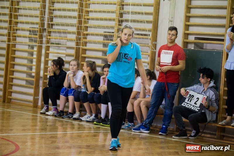 Zdjęcie w galerii na portalu naszraciborz.pl: Turniej dwójek siatkarskich dziewcząt w Ekonomiku wiadomości z regionu