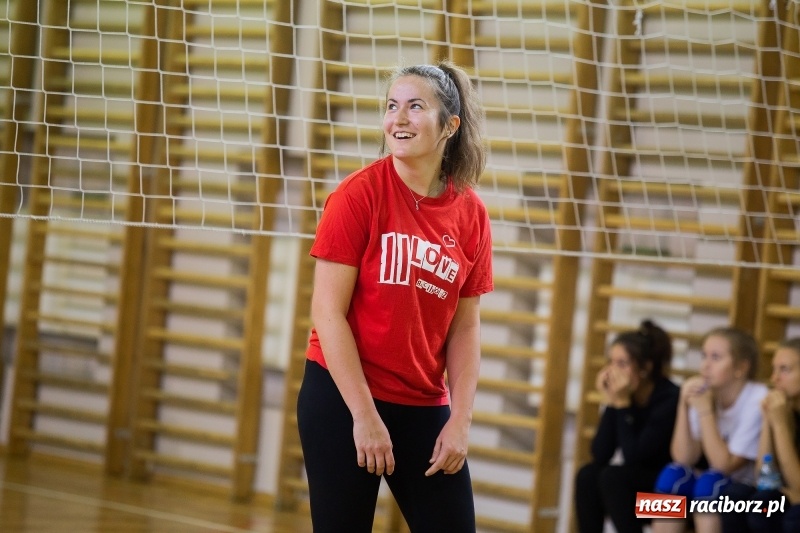 Zdjęcie w galerii na portalu naszraciborz.pl: Turniej dwójek siatkarskich dziewcząt w Ekonomiku wiadomości z regionu