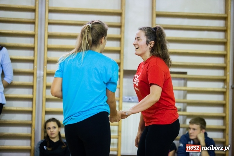 Zdjęcie w galerii na portalu naszraciborz.pl: Turniej dwójek siatkarskich dziewcząt w Ekonomiku wiadomości z regionu