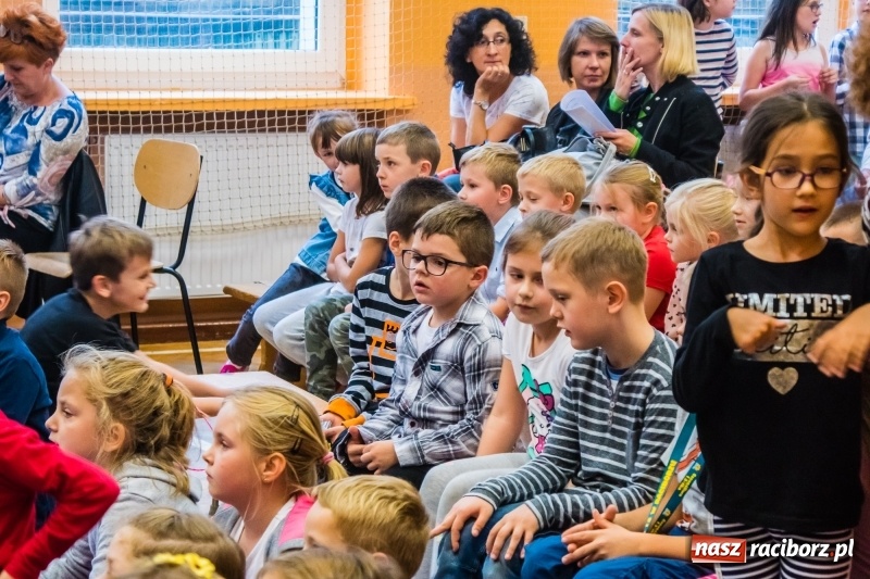 Zdjęcie w galerii na portalu naszraciborz.pl: Pierwszoklasiści z SP 13 wyruszyli dziś w podróż do Świetlikowego Lasu wiadomości z regionu