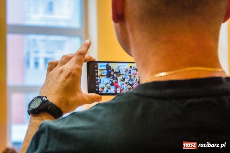 Zdjęcie w galerii na portalu naszraciborz.pl: Pierwszoklasiści z SP 13 wyruszyli dziś w podróż do Świetlikowego Lasu wiadomości z regionu