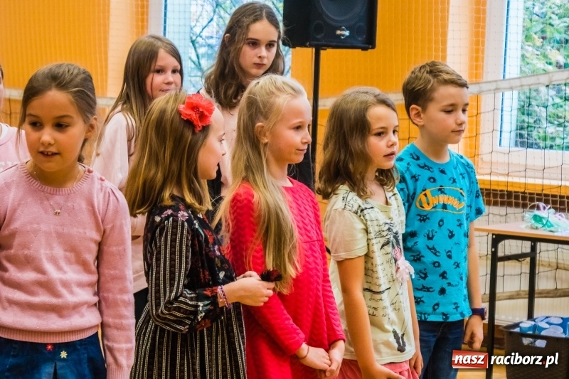 Zdjęcie w galerii na portalu naszraciborz.pl: Pierwszoklasiści z SP 13 wyruszyli dziś w podróż do Świetlikowego Lasu wiadomości z regionu