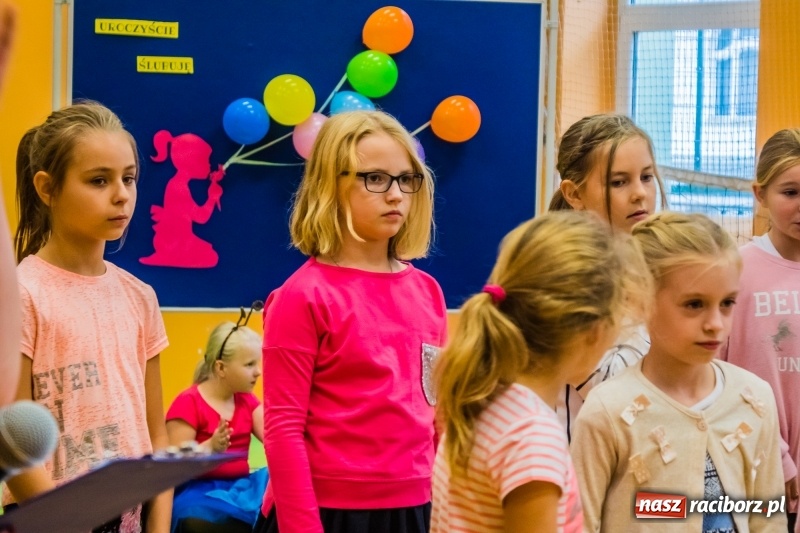 Zdjęcie w galerii na portalu naszraciborz.pl: Pierwszoklasiści z SP 13 wyruszyli dziś w podróż do Świetlikowego Lasu wiadomości z regionu