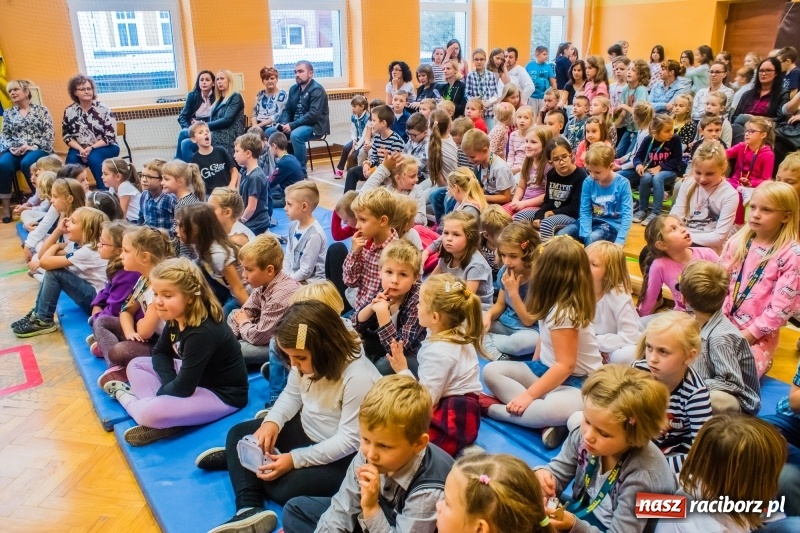 Zdjęcie w galerii na portalu naszraciborz.pl: Pierwszoklasiści z SP 13 wyruszyli dziś w podróż do Świetlikowego Lasu wiadomości z regionu
