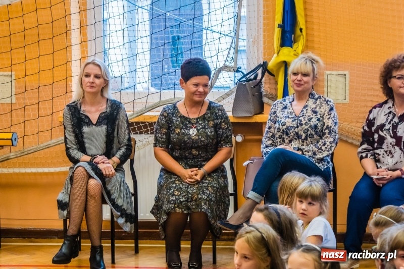 Zdjęcie w galerii na portalu naszraciborz.pl: Pierwszoklasiści z SP 13 wyruszyli dziś w podróż do Świetlikowego Lasu wiadomości z regionu