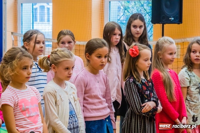 Zdjęcie w galerii na portalu naszraciborz.pl: Pierwszoklasiści z SP 13 wyruszyli dziś w podróż do Świetlikowego Lasu wiadomości z regionu