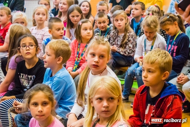 Zdjęcie w galerii na portalu naszraciborz.pl: Pierwszoklasiści z SP 13 wyruszyli dziś w podróż do Świetlikowego Lasu wiadomości z regionu