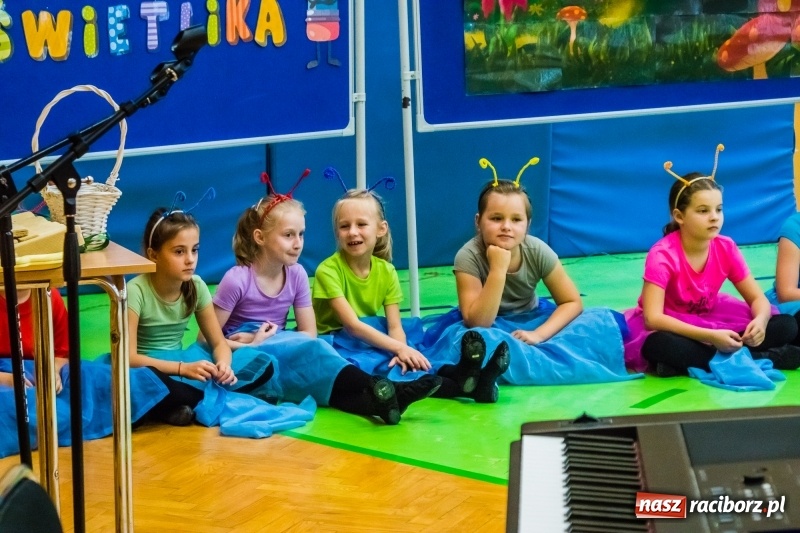 Zdjęcie w galerii na portalu naszraciborz.pl: Pierwszoklasiści z SP 13 wyruszyli dziś w podróż do Świetlikowego Lasu wiadomości z regionu