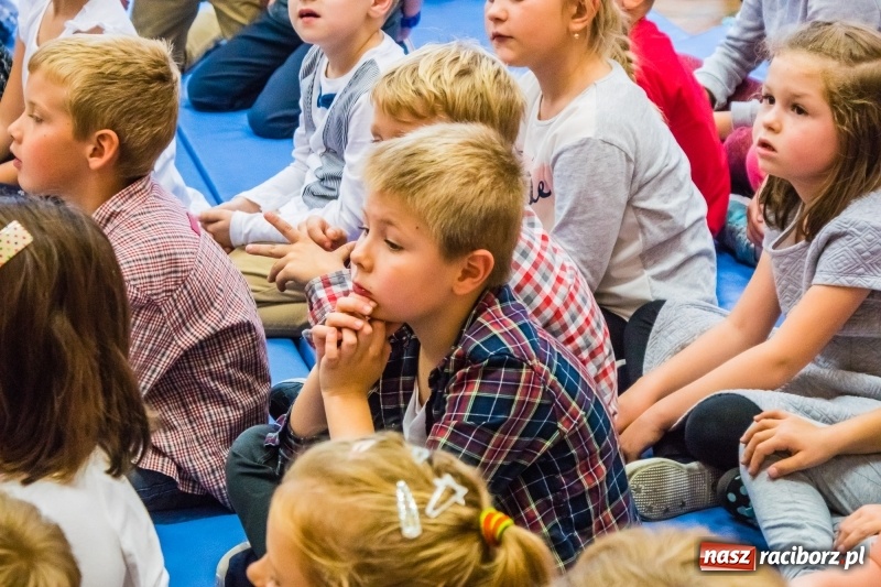 Zdjęcie w galerii na portalu naszraciborz.pl: Pierwszoklasiści z SP 13 wyruszyli dziś w podróż do Świetlikowego Lasu wiadomości z regionu