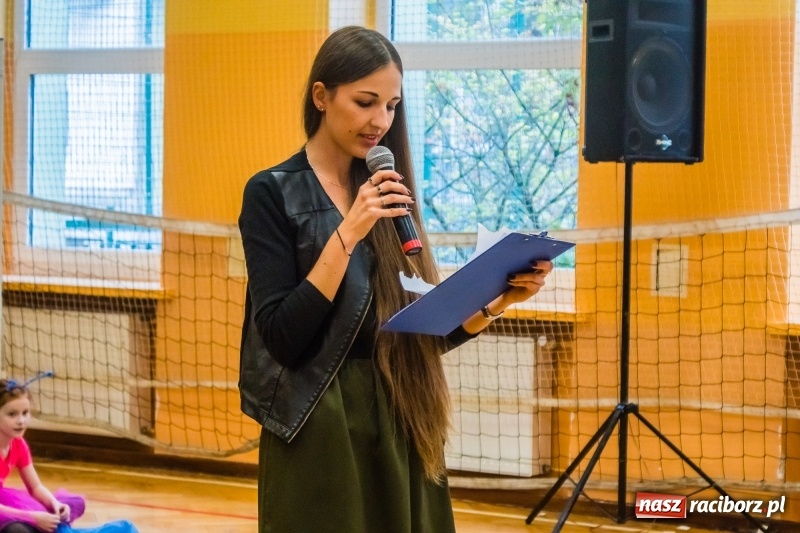 Zdjęcie w galerii na portalu naszraciborz.pl: Pierwszoklasiści z SP 13 wyruszyli dziś w podróż do Świetlikowego Lasu wiadomości z regionu