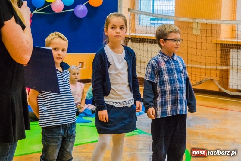 Zdjęcie w galerii na portalu naszraciborz.pl: Pierwszoklasiści z SP 13 wyruszyli dziś w podróż do Świetlikowego Lasu wiadomości z regionu