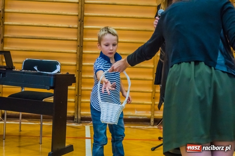 Zdjęcie w galerii na portalu naszraciborz.pl: Pierwszoklasiści z SP 13 wyruszyli dziś w podróż do Świetlikowego Lasu wiadomości z regionu