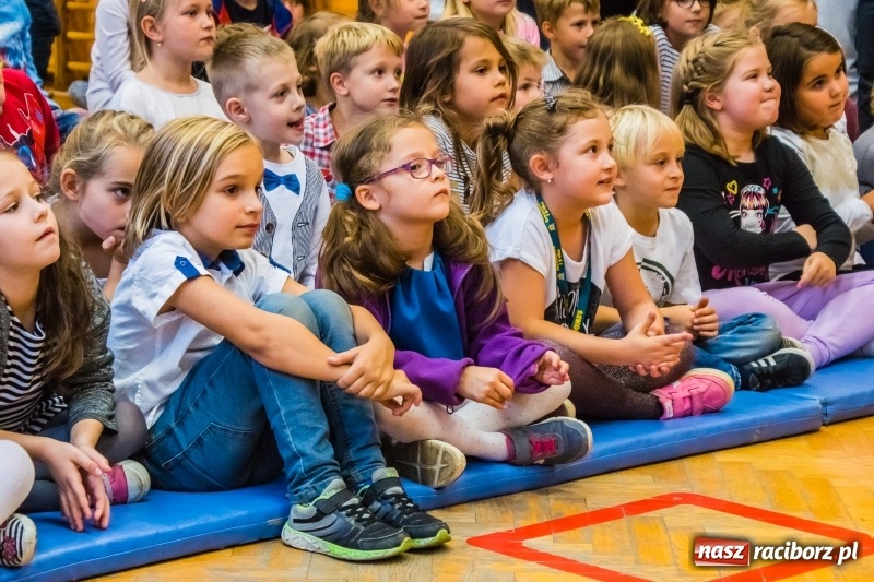 Zdjęcie w galerii na portalu naszraciborz.pl: Pierwszoklasiści z SP 13 wyruszyli dziś w podróż do Świetlikowego Lasu wiadomości z regionu