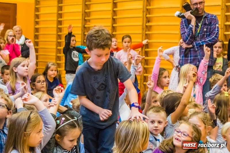 Zdjęcie w galerii na portalu naszraciborz.pl: Pierwszoklasiści z SP 13 wyruszyli dziś w podróż do Świetlikowego Lasu wiadomości z regionu