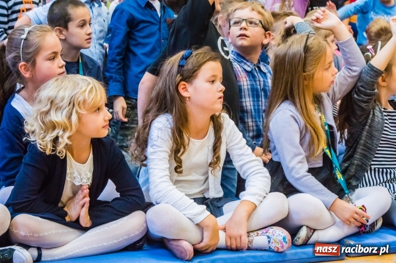 Zdjęcie w galerii na portalu naszraciborz.pl: Pierwszoklasiści z SP 13 wyruszyli dziś w podróż do Świetlikowego Lasu wiadomości z regionu