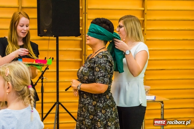 Zdjęcie w galerii na portalu naszraciborz.pl: Pierwszoklasiści z SP 13 wyruszyli dziś w podróż do Świetlikowego Lasu wiadomości z regionu