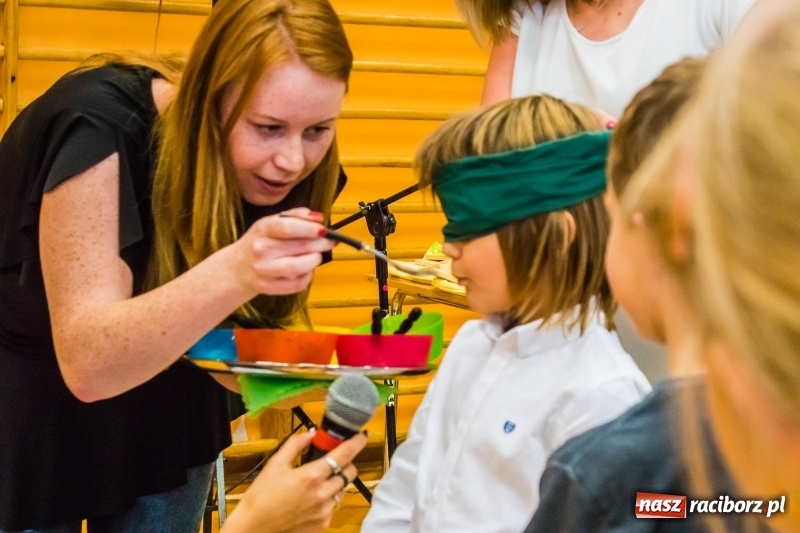 Zdjęcie w galerii na portalu naszraciborz.pl: Pierwszoklasiści z SP 13 wyruszyli dziś w podróż do Świetlikowego Lasu wiadomości z regionu