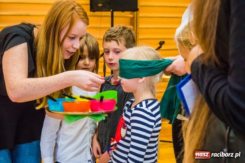 Zdjęcie w galerii na portalu naszraciborz.pl: Pierwszoklasiści z SP 13 wyruszyli dziś w podróż do Świetlikowego Lasu wiadomości z regionu