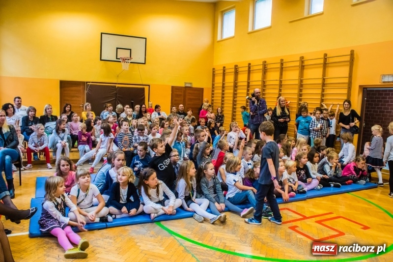 Zdjęcie w galerii na portalu naszraciborz.pl: Pierwszoklasiści z SP 13 wyruszyli dziś w podróż do Świetlikowego Lasu wiadomości z regionu