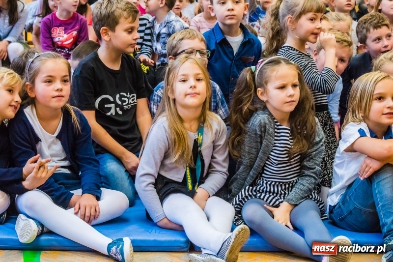 Zdjęcie w galerii na portalu naszraciborz.pl: Pierwszoklasiści z SP 13 wyruszyli dziś w podróż do Świetlikowego Lasu wiadomości z regionu