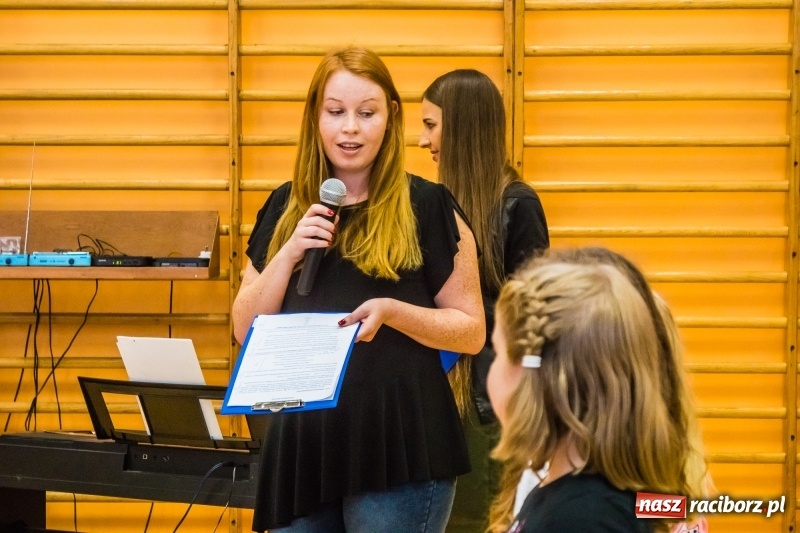 Zdjęcie w galerii na portalu naszraciborz.pl: Pierwszoklasiści z SP 13 wyruszyli dziś w podróż do Świetlikowego Lasu wiadomości z regionu