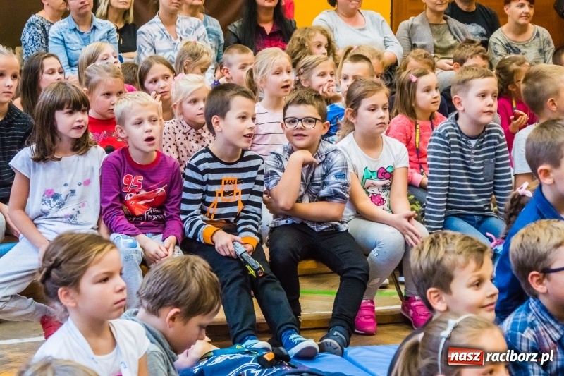 Zdjęcie w galerii na portalu naszraciborz.pl: Pierwszoklasiści z SP 13 wyruszyli dziś w podróż do Świetlikowego Lasu wiadomości z regionu
