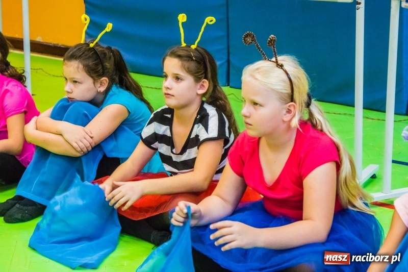 Zdjęcie w galerii na portalu naszraciborz.pl: Pierwszoklasiści z SP 13 wyruszyli dziś w podróż do Świetlikowego Lasu wiadomości z regionu