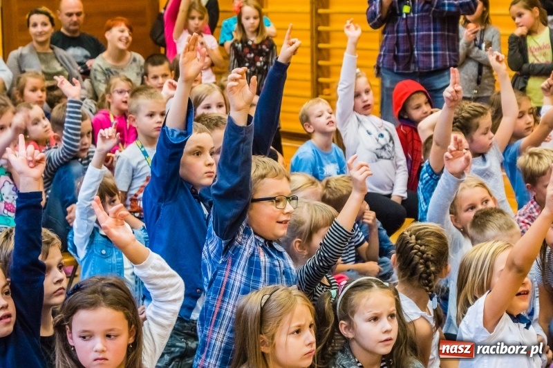 Zdjęcie w galerii na portalu naszraciborz.pl: Pierwszoklasiści z SP 13 wyruszyli dziś w podróż do Świetlikowego Lasu wiadomości z regionu