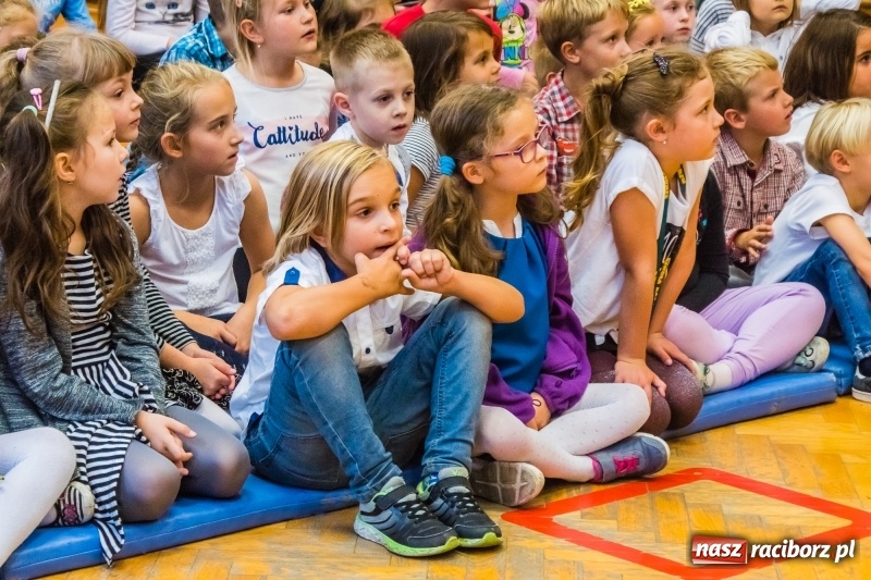 Zdjęcie w galerii na portalu naszraciborz.pl: Pierwszoklasiści z SP 13 wyruszyli dziś w podróż do Świetlikowego Lasu wiadomości z regionu