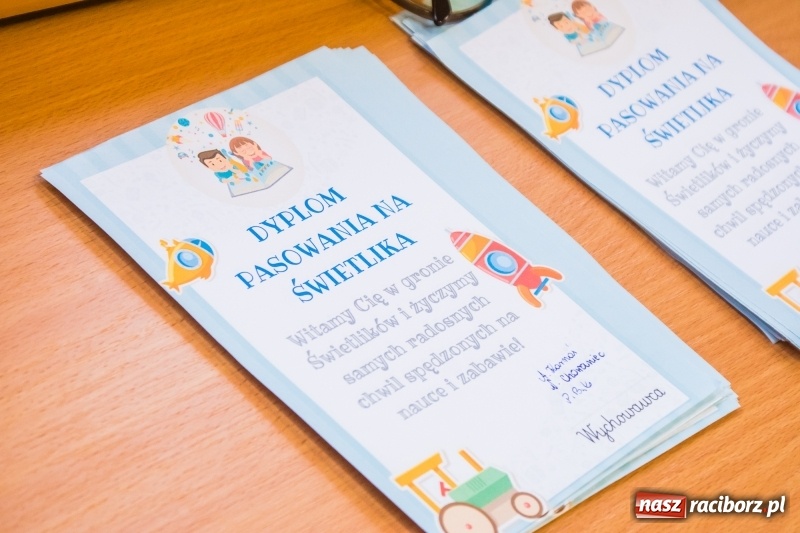 Zdjęcie w galerii na portalu naszraciborz.pl: Pierwszoklasiści z SP 13 wyruszyli dziś w podróż do Świetlikowego Lasu wiadomości z regionu