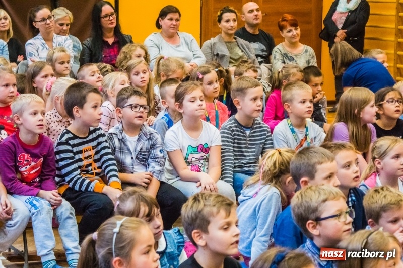 Zdjęcie w galerii na portalu naszraciborz.pl: Pierwszoklasiści z SP 13 wyruszyli dziś w podróż do Świetlikowego Lasu wiadomości z regionu
