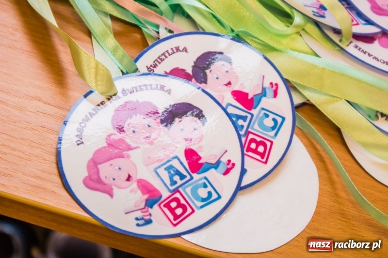 Zdjęcie w galerii na portalu naszraciborz.pl: Pierwszoklasiści z SP 13 wyruszyli dziś w podróż do Świetlikowego Lasu wiadomości z regionu