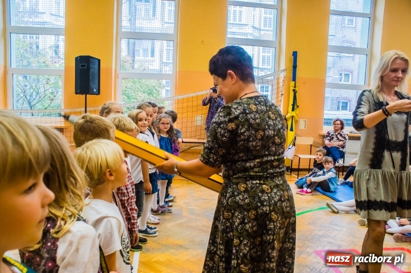 Zdjęcie w galerii na portalu naszraciborz.pl: Pierwszoklasiści z SP 13 wyruszyli dziś w podróż do Świetlikowego Lasu wiadomości z regionu