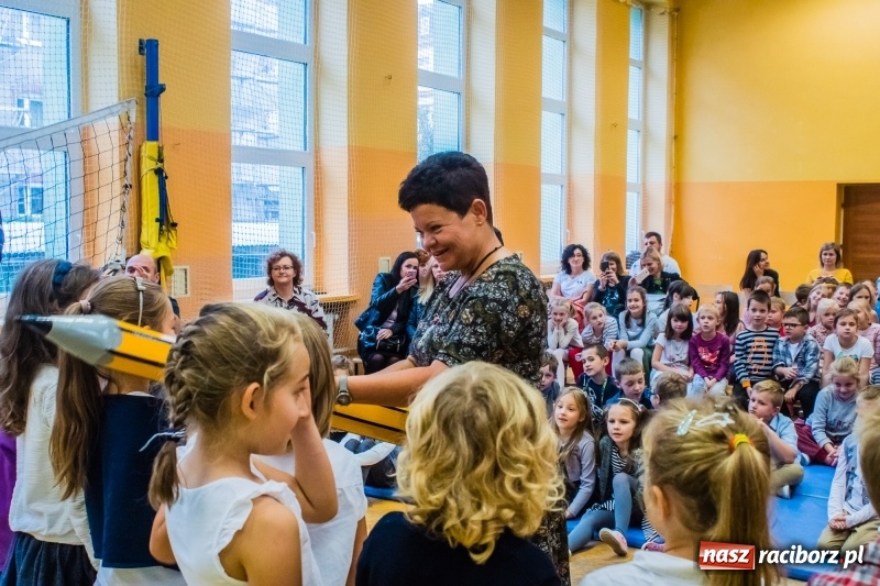 Zdjęcie w galerii na portalu naszraciborz.pl: Pierwszoklasiści z SP 13 wyruszyli dziś w podróż do Świetlikowego Lasu wiadomości z regionu