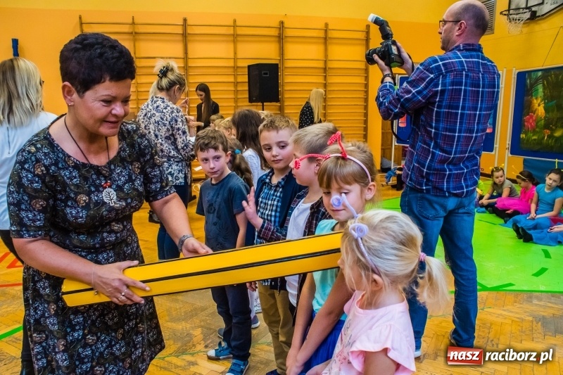 Zdjęcie w galerii na portalu naszraciborz.pl: Pierwszoklasiści z SP 13 wyruszyli dziś w podróż do Świetlikowego Lasu wiadomości z regionu