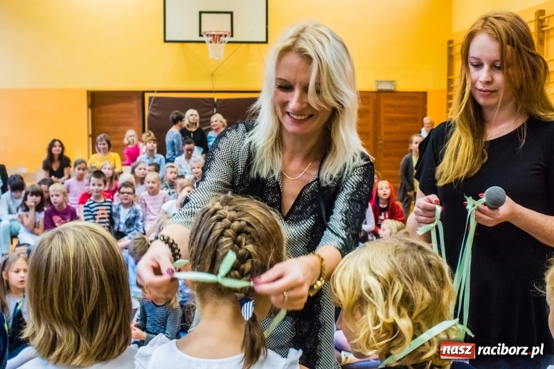 Zdjęcie w galerii na portalu naszraciborz.pl: Pierwszoklasiści z SP 13 wyruszyli dziś w podróż do Świetlikowego Lasu wiadomości z regionu