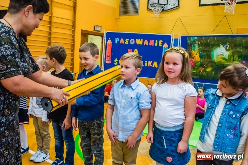 Zdjęcie w galerii na portalu naszraciborz.pl: Pierwszoklasiści z SP 13 wyruszyli dziś w podróż do Świetlikowego Lasu wiadomości z regionu