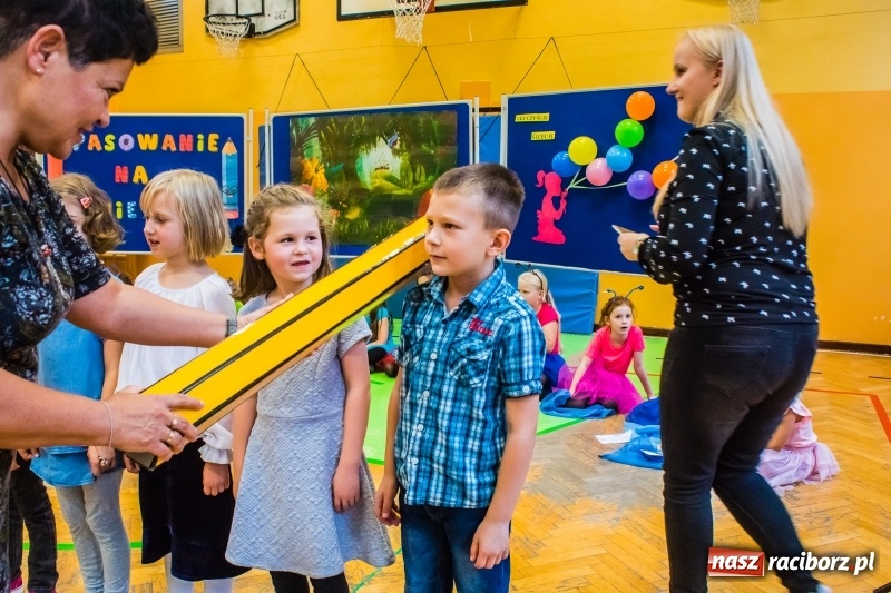 Zdjęcie w galerii na portalu naszraciborz.pl: Pierwszoklasiści z SP 13 wyruszyli dziś w podróż do Świetlikowego Lasu wiadomości z regionu