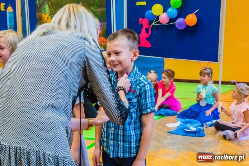 Zdjęcie w galerii na portalu naszraciborz.pl: Pierwszoklasiści z SP 13 wyruszyli dziś w podróż do Świetlikowego Lasu wiadomości z regionu